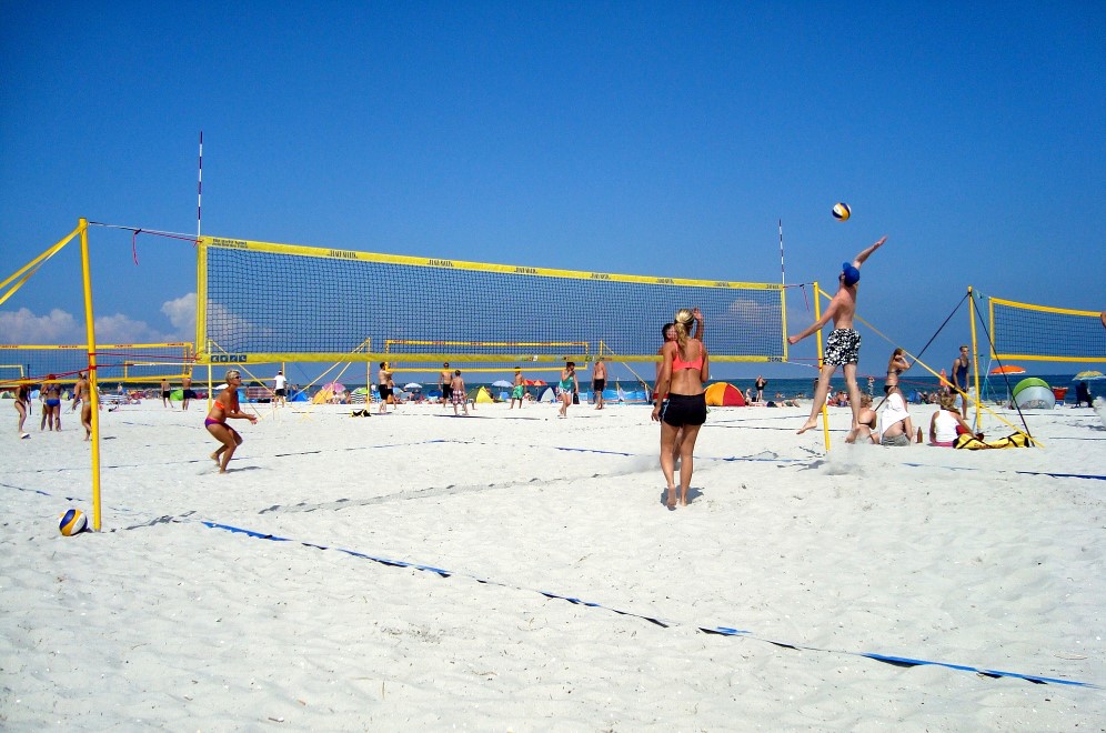 beachvolleyball am ostseestrand in prerow